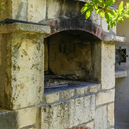 Cozy In Kastel Luksic With Kitchen Holiday home