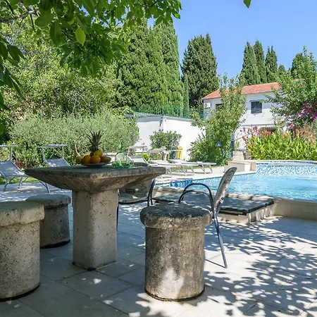 Cozy In Kastel Luksic With Kitchen Holiday home *