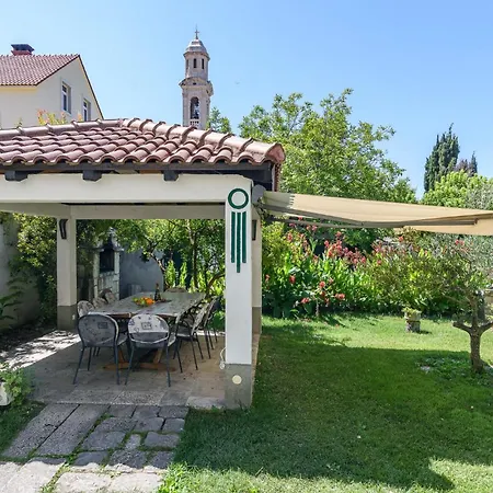 Holiday home Cozy In Kastel Luksic With Kitchen *