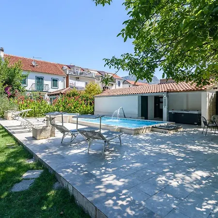 Cozy In Kastel Luksic With Kitchen Holiday home
