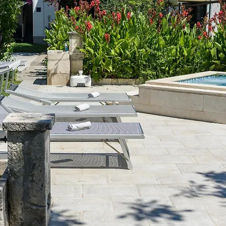Holiday home Cozy In Kastel Luksic With Kitchen *