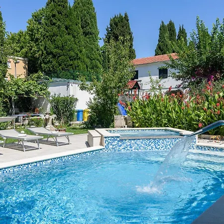 Cozy In Kastel Luksic With Kitchen Holiday home *