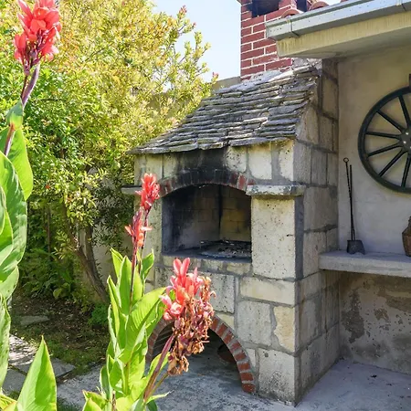 Cozy In Kastel Luksic With Kitchen Holiday home