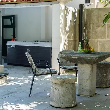 Holiday home Cozy In Kastel Luksic With Kitchen