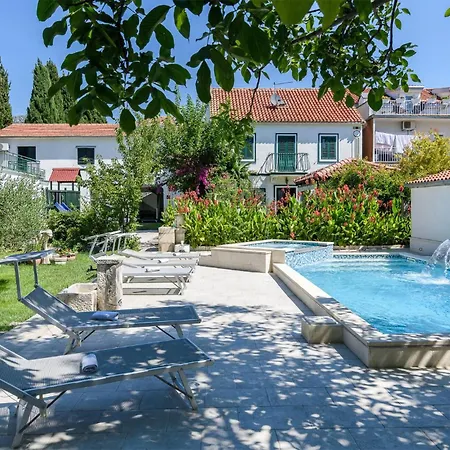Holiday home Cozy In Kastel Luksic With Kitchen Kastela