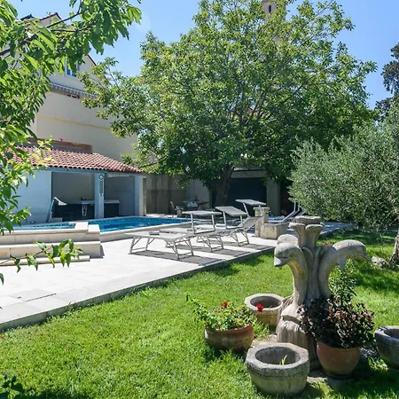 Cozy In Kastel Luksic With Kitchen Kastela