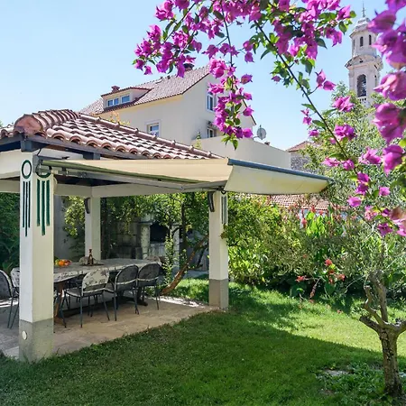 Cozy In Kastel Luksic With Kitchen
