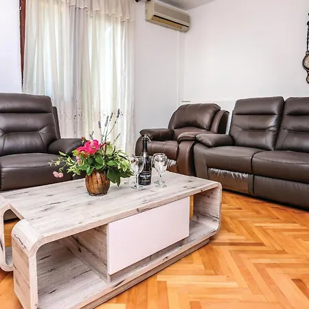 Cozy In Kastel Luksic With Kitchen Holiday home *