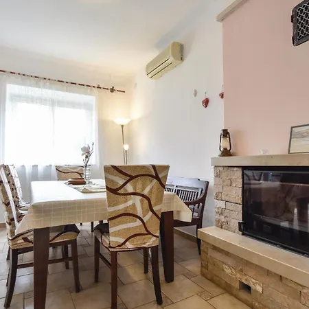 Cozy In Kastel Luksic With Kitchen Kastela