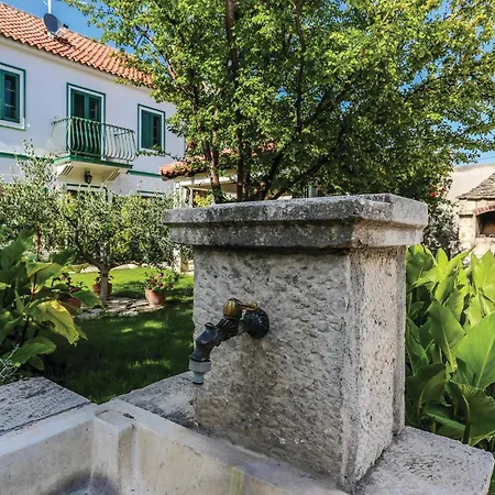 Holiday home Cozy In Kastel Luksic With Kitchen