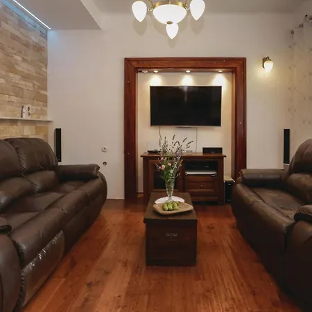 Cozy In Kastel Luksic With Kitchen Holiday home *