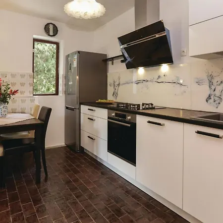 Holiday home Cozy In Kastel Luksic With Kitchen Kastela