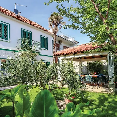 Holiday home Cozy In Kastel Luksic With Kitchen
