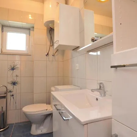 Cozy In Kastel Luksic With Kitchen Semesterbostad