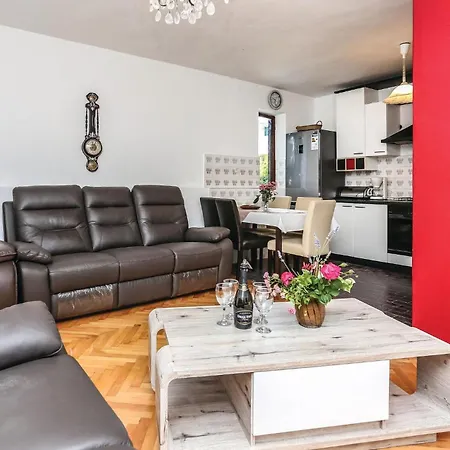 Holiday home Cozy In Kastel Luksic With Kitchen