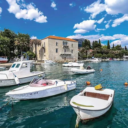 Cozy In Kastel Luksic With Kitchen Holiday home