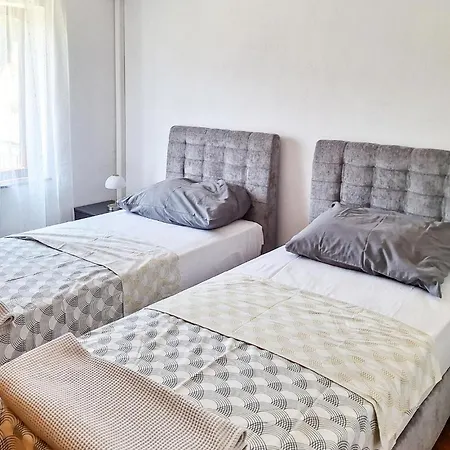 بيت للعطل Cozy In Kastel Luksic With Kitchen